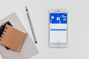 L'écran vert sur les stories sur l'application facebook vous permettra de téléverser des photos ou des vidéos de votre choix en arrière-plan de vos stories directement via votre pellicule de téléphone 